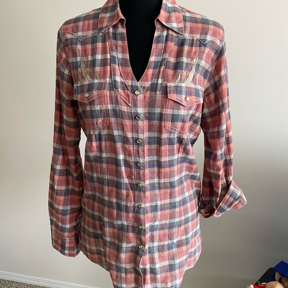 Beautiful Shirt with Designs - Picture 3 of 14